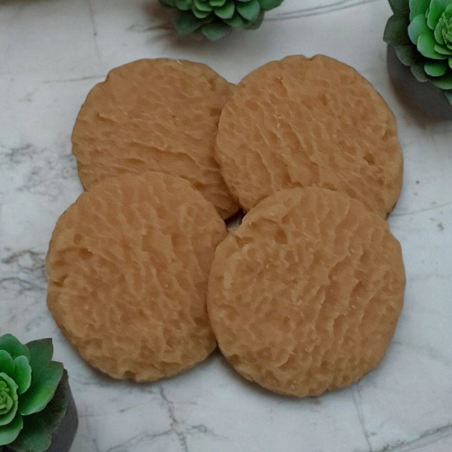 Quatre galettes de couleur crème